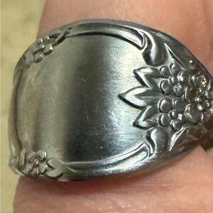 704- Oneida Stainless Steel Floral Design Spoon Fashion Ring Size 8